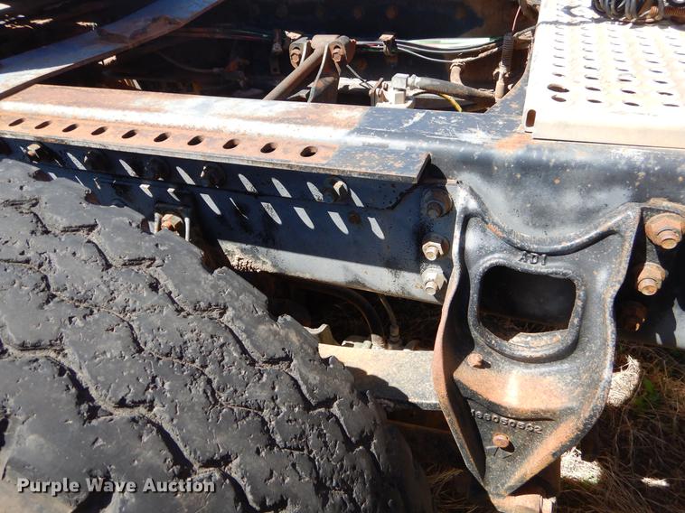 image for item EI9009 1995 International 9200 semi truck