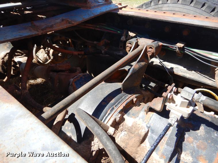 image for item EI9009 1995 International 9200 semi truck