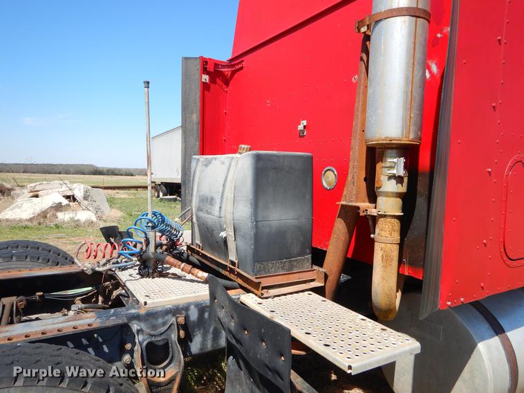 image for item EI9009 1995 International 9200 semi truck