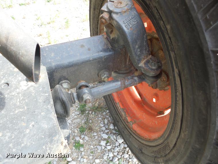 image for item BI9560 Kubota L4400 tractor