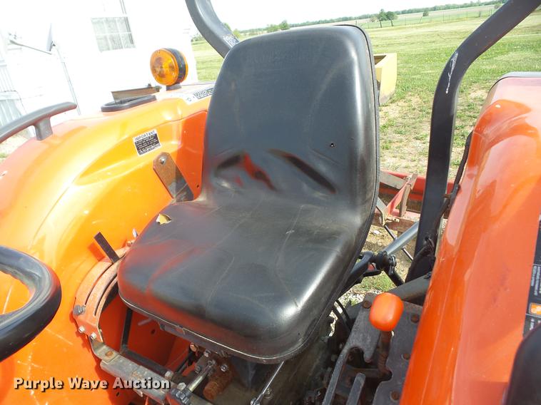 image for item BI9560 Kubota L4400 tractor