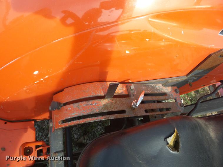 image for item BI9560 Kubota L4400 tractor