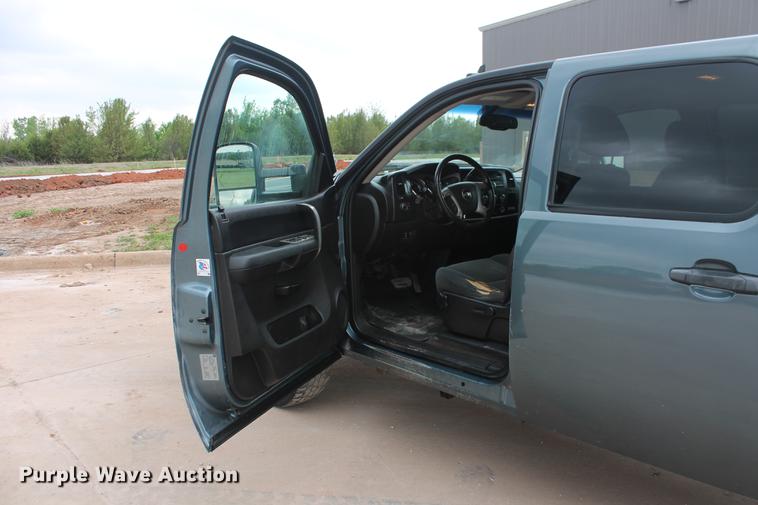 image for item DB5212 2007 Chevrolet Silverado 2500HD Crew Cab flatbed pickup truck