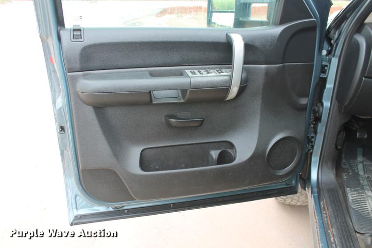 image for item DB5212 2007 Chevrolet Silverado 2500HD Crew Cab flatbed pickup truck