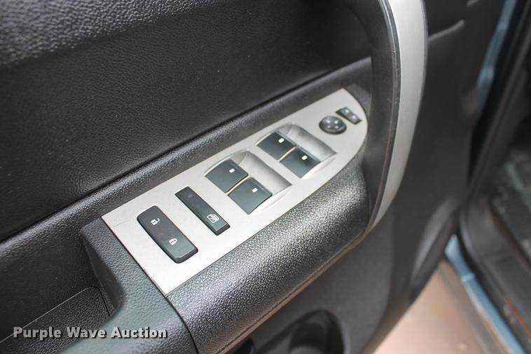 image for item DB5212 2007 Chevrolet Silverado 2500HD Crew Cab flatbed pickup truck