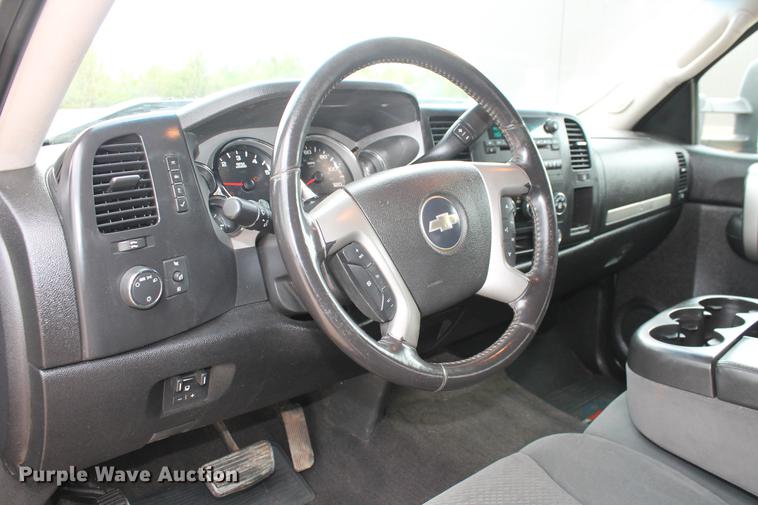 image for item DB5212 2007 Chevrolet Silverado 2500HD Crew Cab flatbed pickup truck