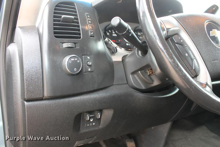 image for item DB5212 2007 Chevrolet Silverado 2500HD Crew Cab flatbed pickup truck