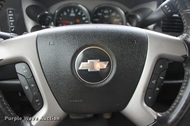 image for item DB5212 2007 Chevrolet Silverado 2500HD Crew Cab flatbed pickup truck