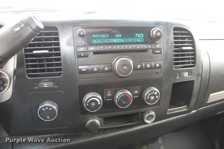 image for item DB5212 2007 Chevrolet Silverado 2500HD Crew Cab flatbed pickup truck