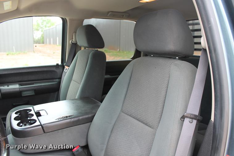 image for item DB5212 2007 Chevrolet Silverado 2500HD Crew Cab flatbed pickup truck