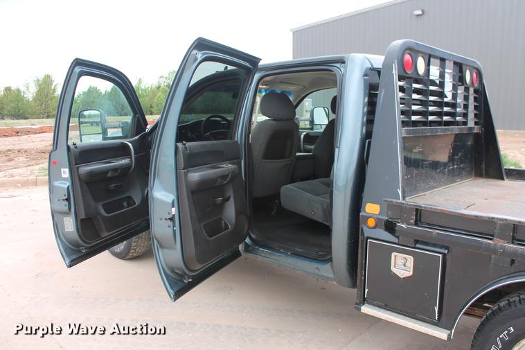 image for item DB5212 2007 Chevrolet Silverado 2500HD Crew Cab flatbed pickup truck