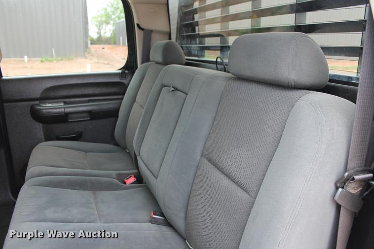 image for item DB5212 2007 Chevrolet Silverado 2500HD Crew Cab flatbed pickup truck