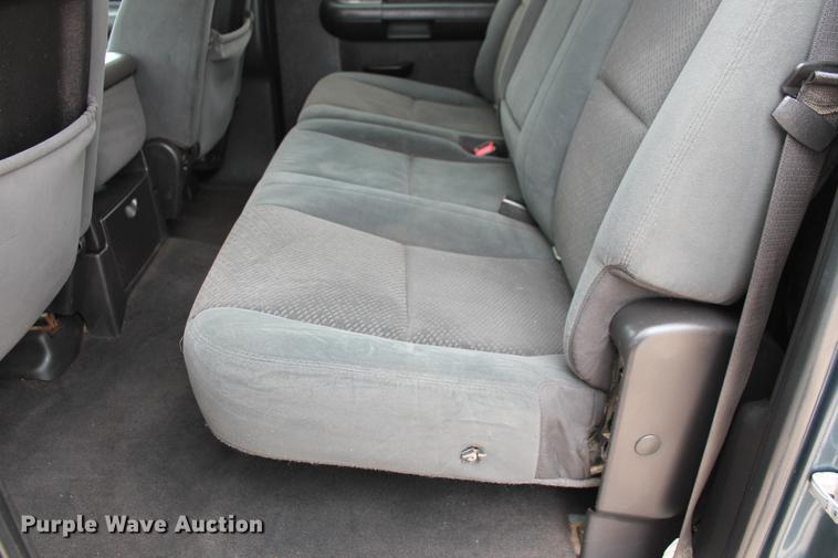 image for item DB5212 2007 Chevrolet Silverado 2500HD Crew Cab flatbed pickup truck