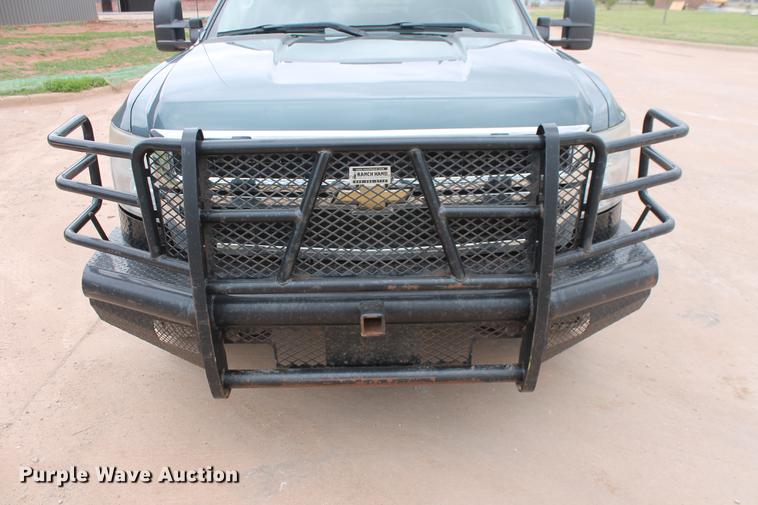 image for item DB5212 2007 Chevrolet Silverado 2500HD Crew Cab flatbed pickup truck