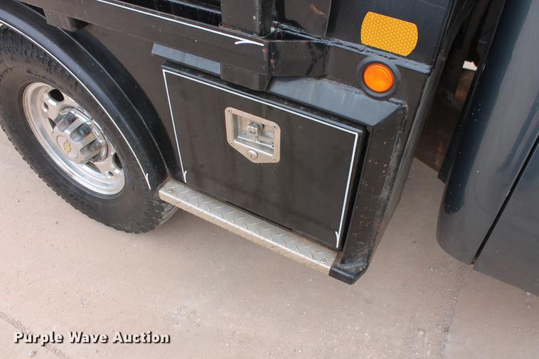 image for item DB5212 2007 Chevrolet Silverado 2500HD Crew Cab flatbed pickup truck