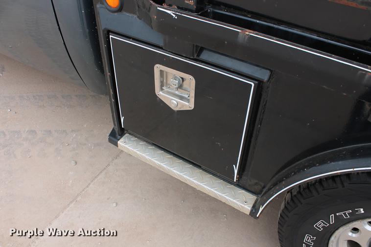 image for item DB5212 2007 Chevrolet Silverado 2500HD Crew Cab flatbed pickup truck