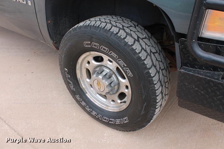 image for item DB5212 2007 Chevrolet Silverado 2500HD Crew Cab flatbed pickup truck