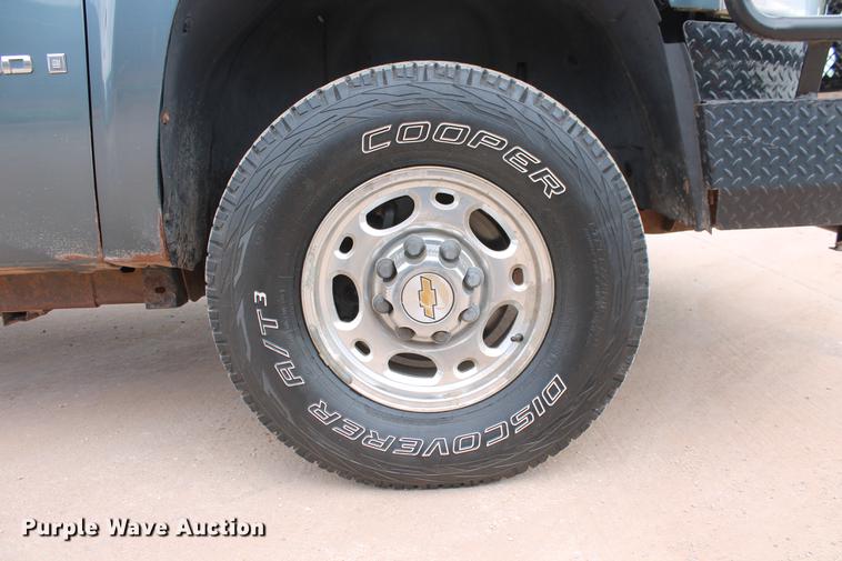 image for item DB5212 2007 Chevrolet Silverado 2500HD Crew Cab flatbed pickup truck