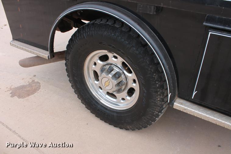 image for item DB5212 2007 Chevrolet Silverado 2500HD Crew Cab flatbed pickup truck