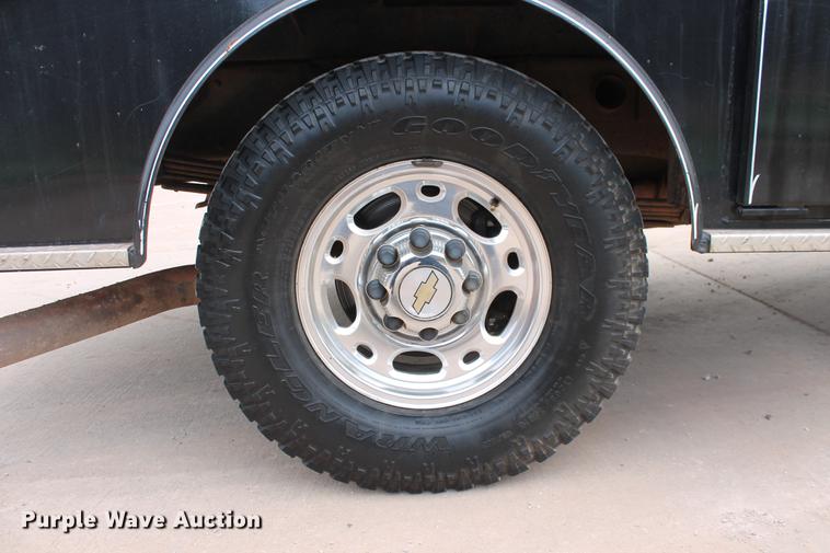 image for item DB5212 2007 Chevrolet Silverado 2500HD Crew Cab flatbed pickup truck