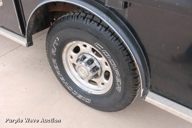 image for item DB5212 2007 Chevrolet Silverado 2500HD Crew Cab flatbed pickup truck