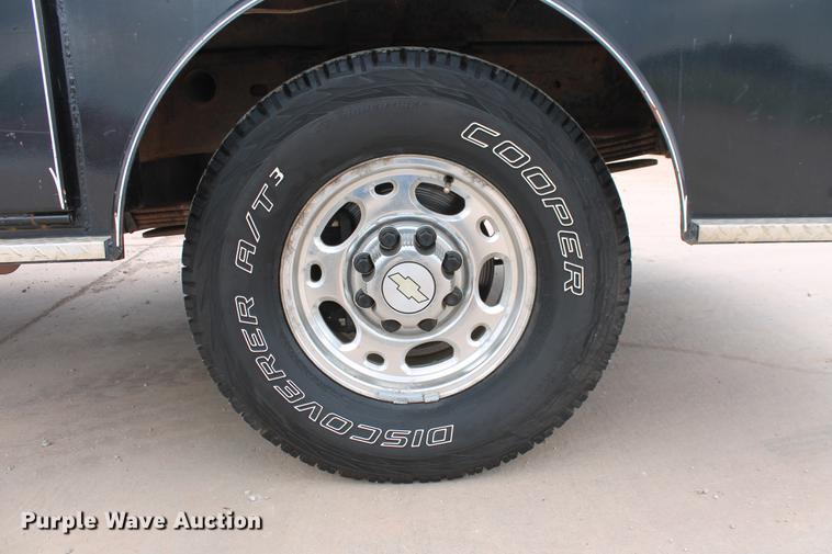 image for item DB5212 2007 Chevrolet Silverado 2500HD Crew Cab flatbed pickup truck