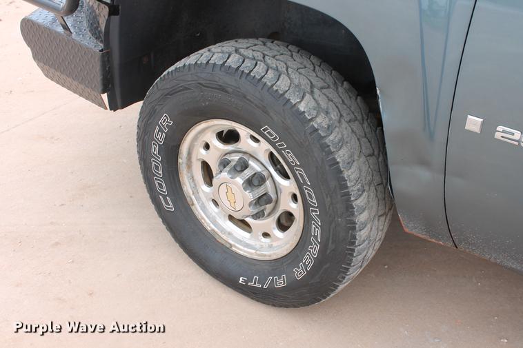 image for item DB5212 2007 Chevrolet Silverado 2500HD Crew Cab flatbed pickup truck