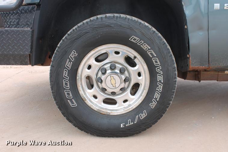 image for item DB5212 2007 Chevrolet Silverado 2500HD Crew Cab flatbed pickup truck