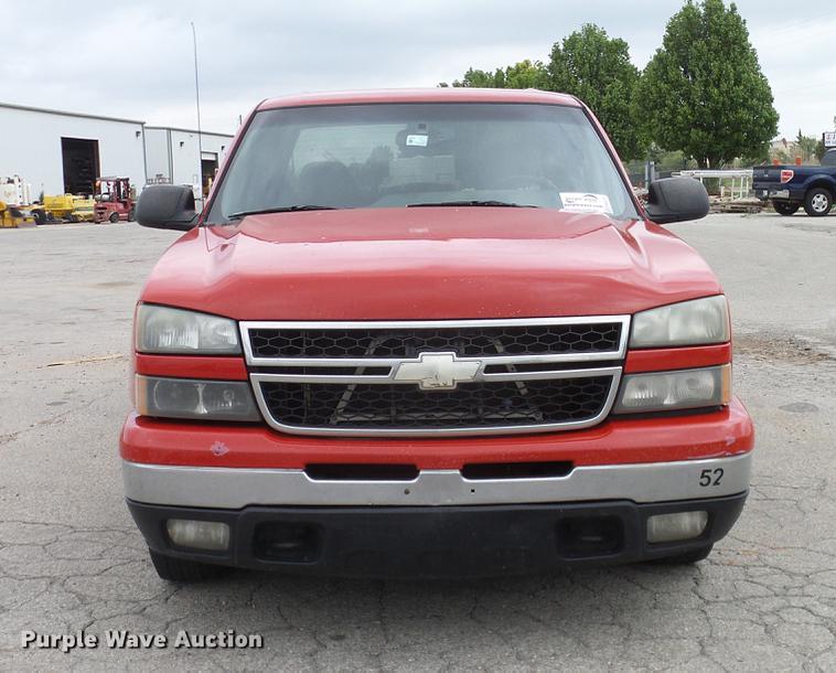 image for item DB5223 2006 Chevrolet Silverado 1500 LT Crew Cab pickup truck
