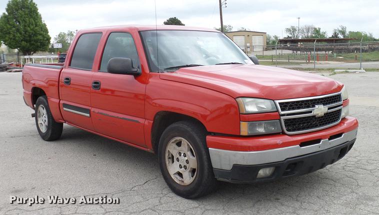 image for item DB5223 2006 Chevrolet Silverado 1500 LT Crew Cab pickup truck