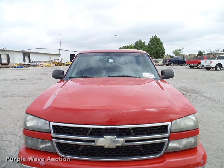 image for item DB5223 2006 Chevrolet Silverado 1500 LT Crew Cab pickup truck