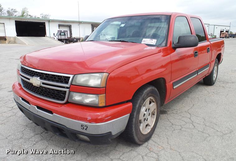 image for item DB5223 2006 Chevrolet Silverado 1500 LT Crew Cab pickup truck