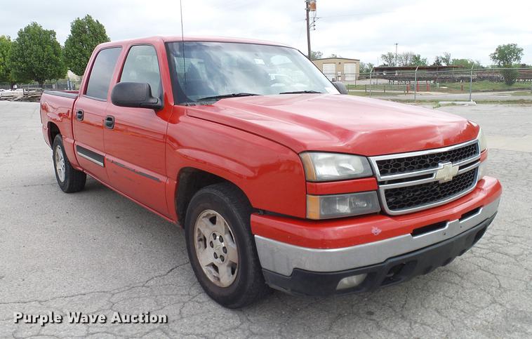 image for item DB5223 2006 Chevrolet Silverado 1500 LT Crew Cab pickup truck