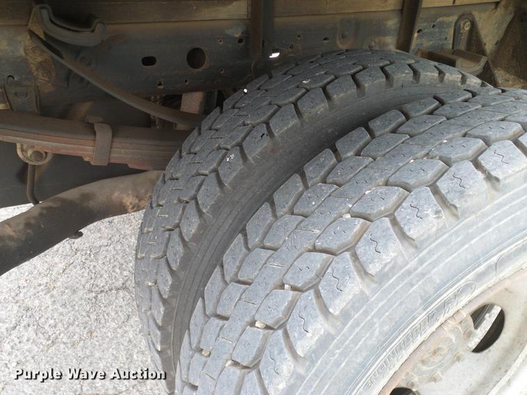 image for item DB5229 2001 Ford F450 Super Duty XL flatbed truck