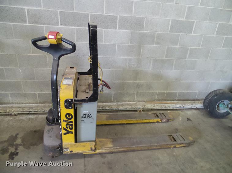 image for item DB5233 Yale MPB040-EN24T2748 pallet jack