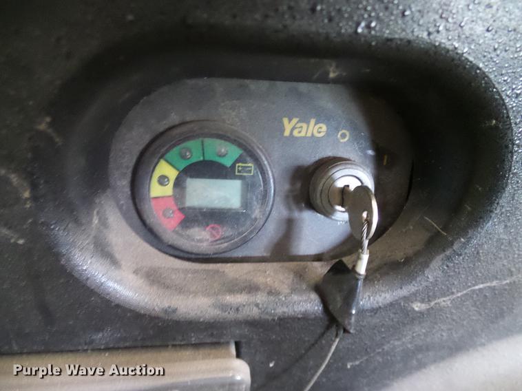 image for item DB5233 Yale MPB040-EN24T2748 pallet jack