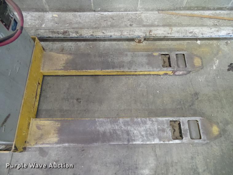 image for item DB5233 Yale MPB040-EN24T2748 pallet jack