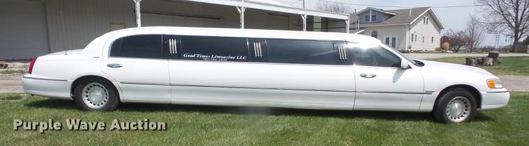 image for item DB6181 1999 Lincoln Town Car Executive limousine
