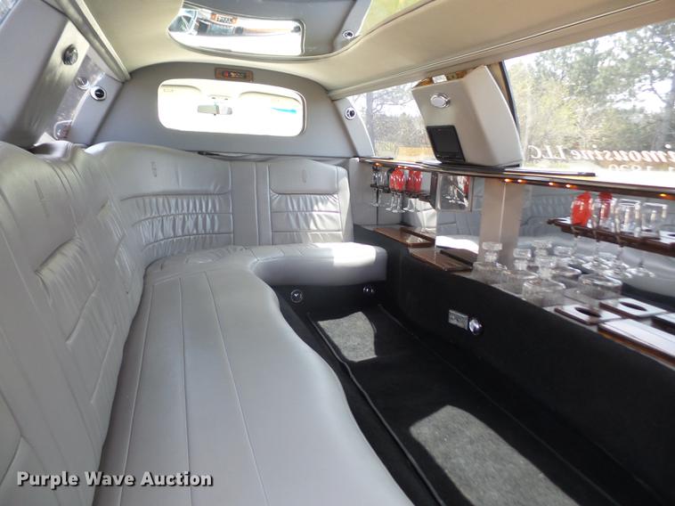 image for item DB6181 1999 Lincoln Town Car Executive limousine
