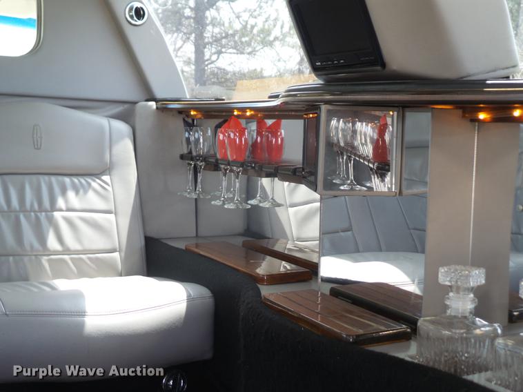 image for item DB6181 1999 Lincoln Town Car Executive limousine