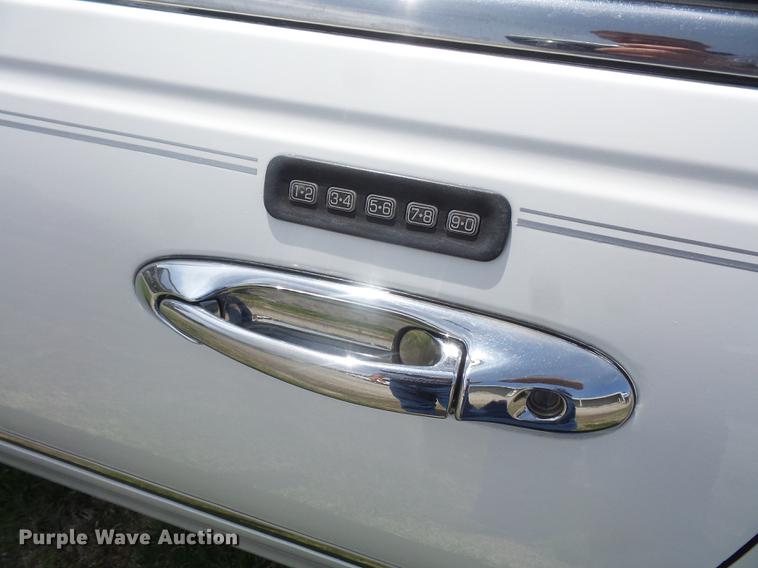 image for item DB6181 1999 Lincoln Town Car Executive limousine