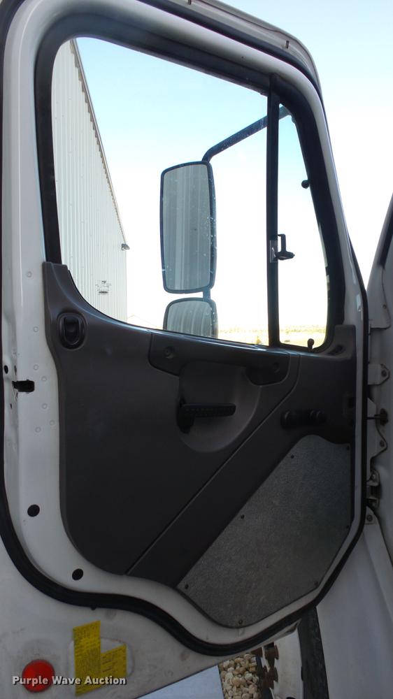 image for item DC3100 2007 Freightliner M2 106 box truck