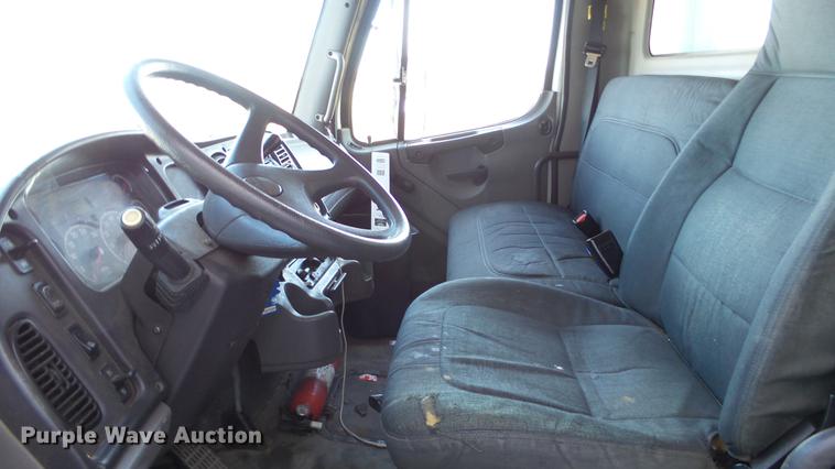 image for item DC3100 2007 Freightliner M2 106 box truck