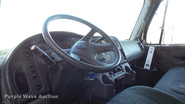 image for item DC3100 2007 Freightliner M2 106 box truck