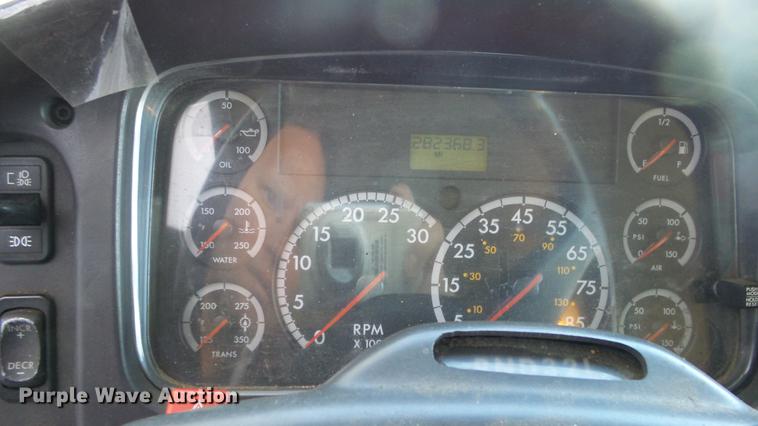 image for item DC3100 2007 Freightliner M2 106 box truck