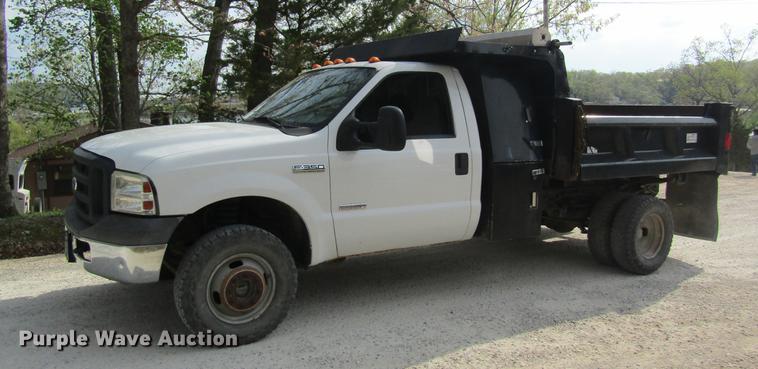 image for item DC4253 2006 Ford F350 Super Duty flatbed pickup truck