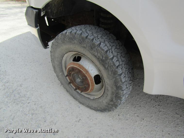 image for item DC4253 2006 Ford F350 Super Duty flatbed pickup truck