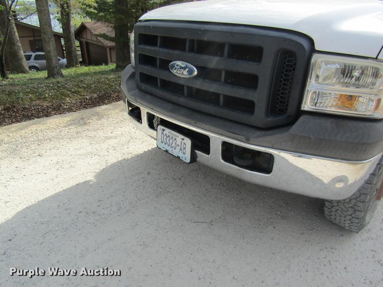 image for item DC4253 2006 Ford F350 Super Duty flatbed pickup truck