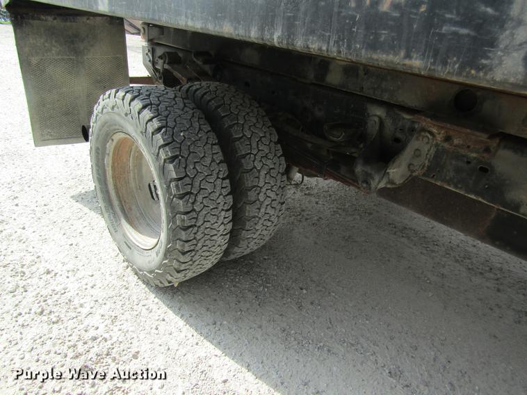 image for item DC4253 2006 Ford F350 Super Duty flatbed pickup truck