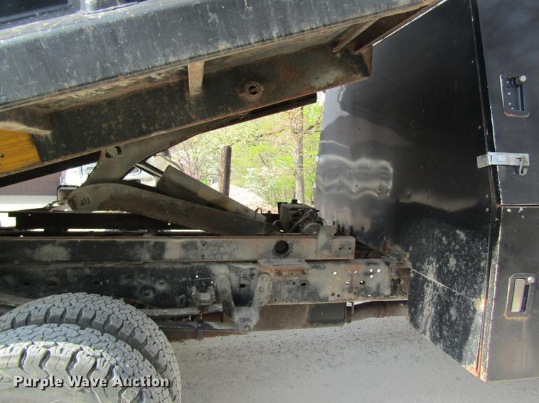 image for item DC4253 2006 Ford F350 Super Duty flatbed pickup truck